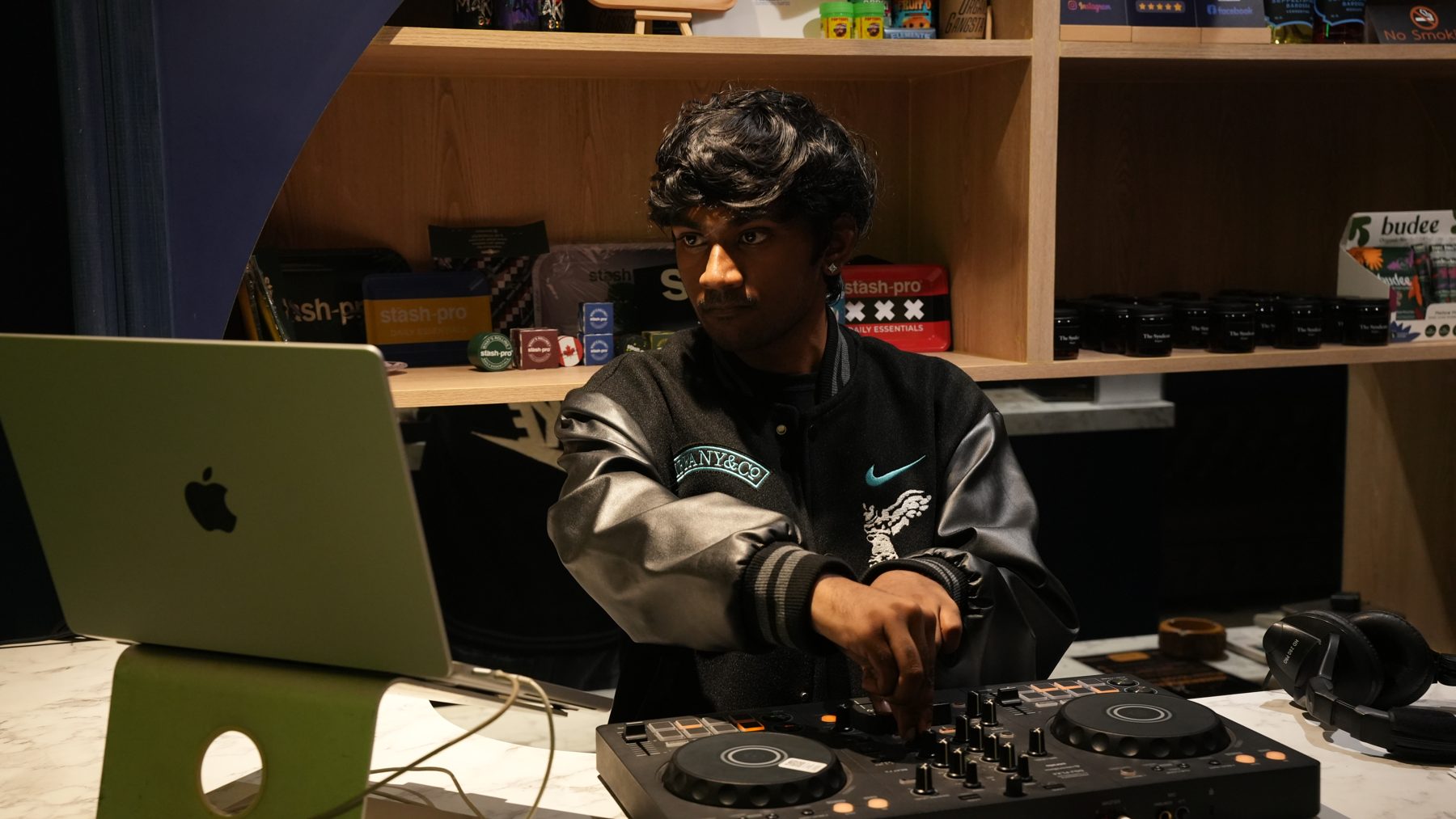 RYKARA performing, wide press image 17